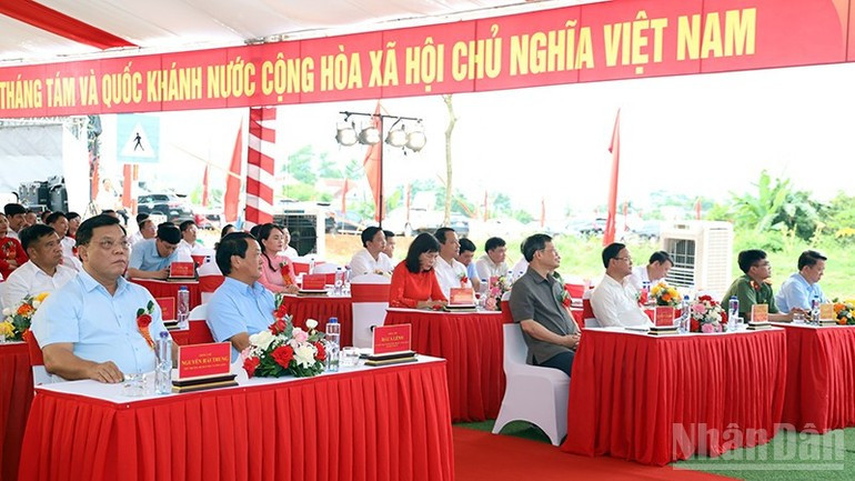 代表们在宣光省山阳乡分会场出席竣工和开工仪式。 tq1.jpg