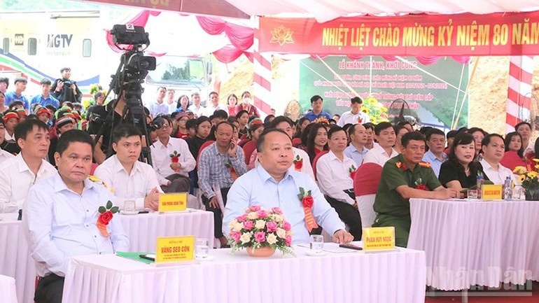 代表们在宣光省清水乡分会场出席竣工和开工仪式。 tq2.jpg
