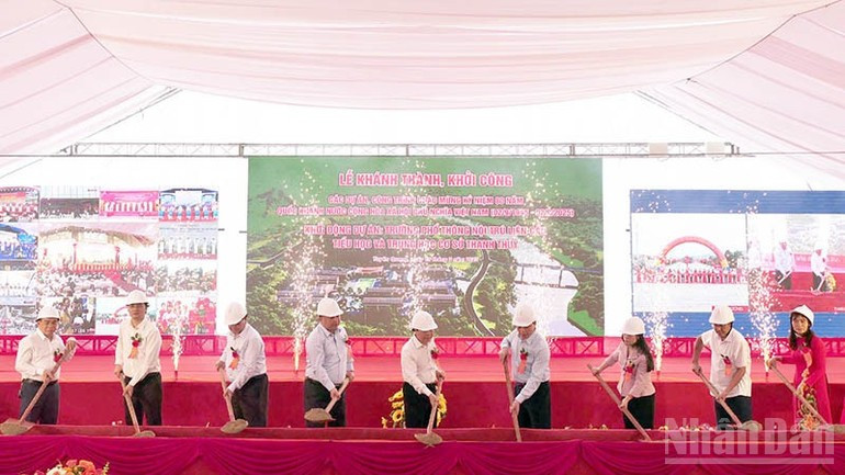 代表们共同出席清水乡清水寄宿制小学和初中一体化学校建设项目的开工仪式。 tq4.jpg