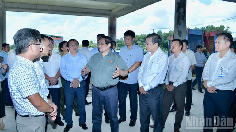 范明正总理对芹苴市肿瘤医院建设项目进行实地检查。( 青江摄) tt1.jpg