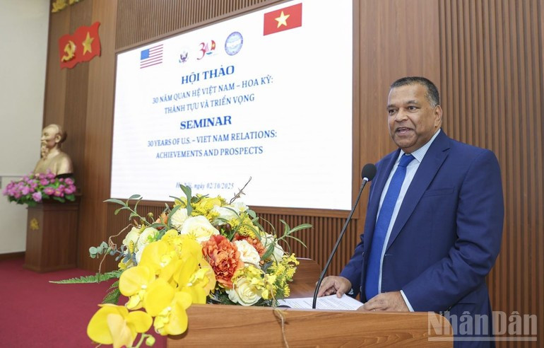 美国东西方中心副总裁兼华盛顿办事处主任萨图·利马耶博士在研讨会上作报告。(本报记者 丁和 摄) ht2.jpg