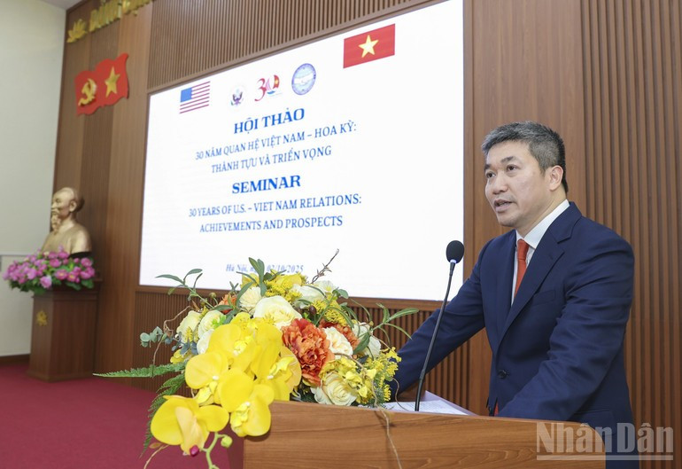 越南友好组织联合会主席潘英山在研讨会上致开幕词。(本报记者 丁和 摄) ht1.jpg