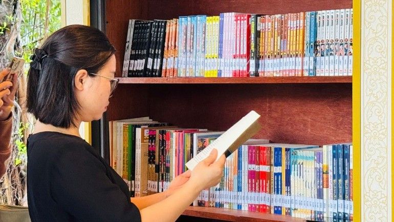 文庙-国子监阅读文化空间”现有近1000种珍贵书籍,文庙-国子监阅读文化空间”现有近1000种珍贵书籍。 sach.jpg