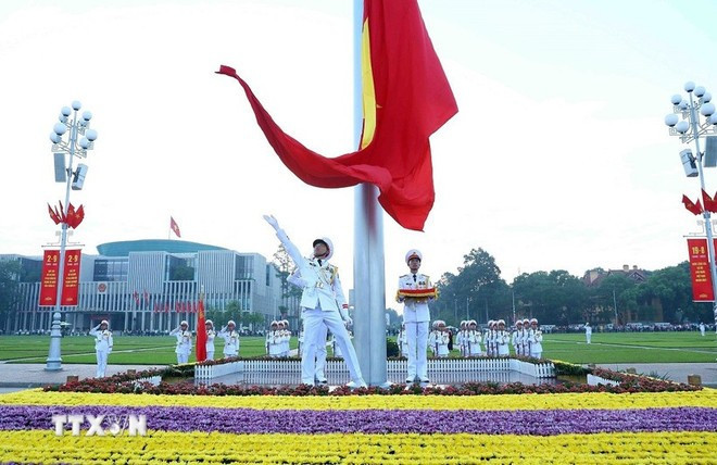 巴亭广场隆重举行升旗仪式。(图片来源:越通社) thuong-co.jpg