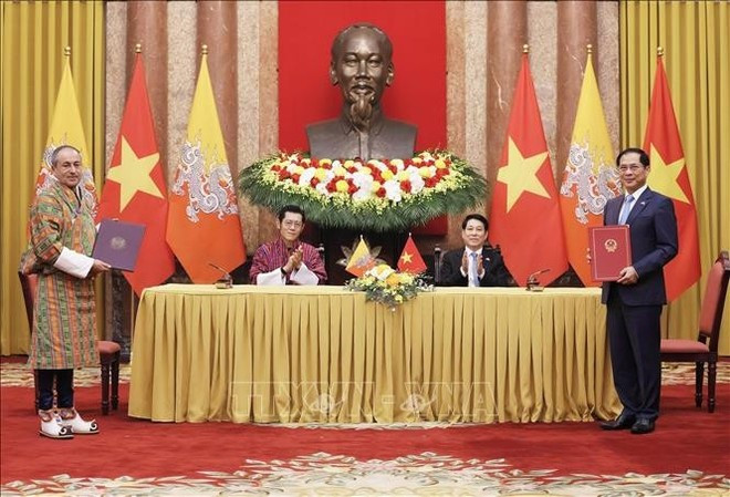 梁强主席同旺楚克国王共同见证了两国政府间合作框架文件。(图片来源:越通社) bhutan-19825-211.jpg
