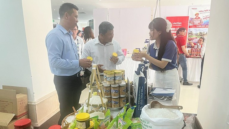 与会代表参观了会议框架内的展位。 kh.jpg