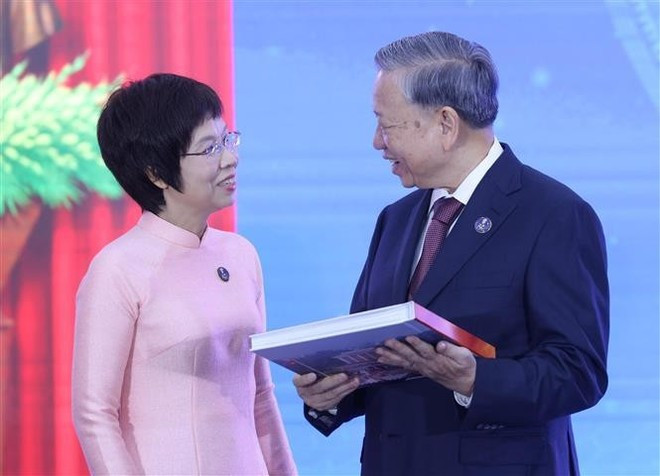 越通社党委书记、社长武越庄向越共中央总书记苏林赠送《荣耀永远属于人民》画册。 tbt12.jpg