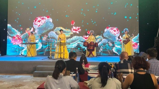 交流活动现场文艺演出精彩纷呈。 tq1.jpg