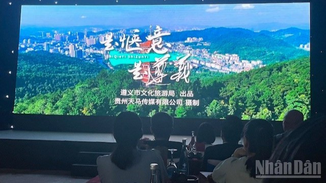 中国贵州省遵义市旅游资源推介环节也引起了与会嘉宾的广泛关注。(图) tq2.jpg