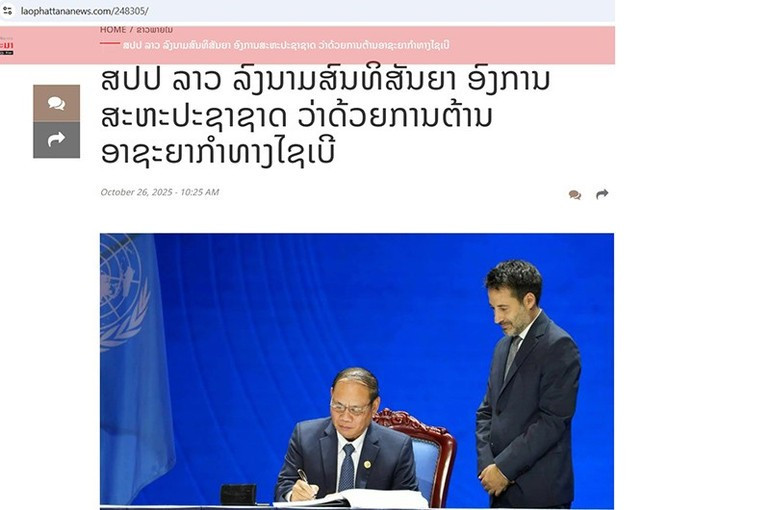 《老挝发展新闻》报道《河内公约》签署仪式。(维全 摄) lao1.jpg