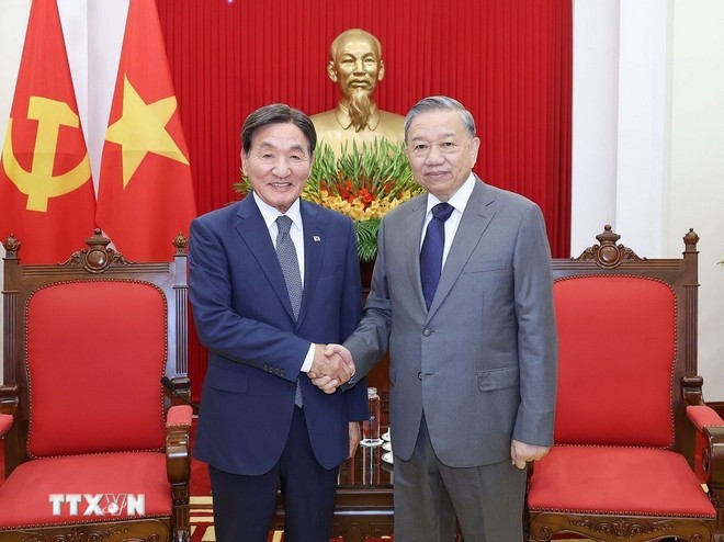 越共中央总书记苏林7月29日在党中央总部会见韩国总统特使朴昌达。(图片来源:越通社) tbt-tiep.jpg