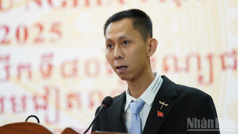 越南驻马德望总领事阮清新在庆祝活动上致辞。(本报记者 丁长摄) lao1.jpg