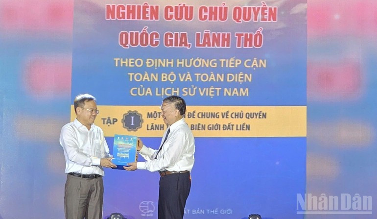 教授、博士阮光玉向广治省人民委员会赠送《国家主权与领土研究》丛书。 ct2.jpg