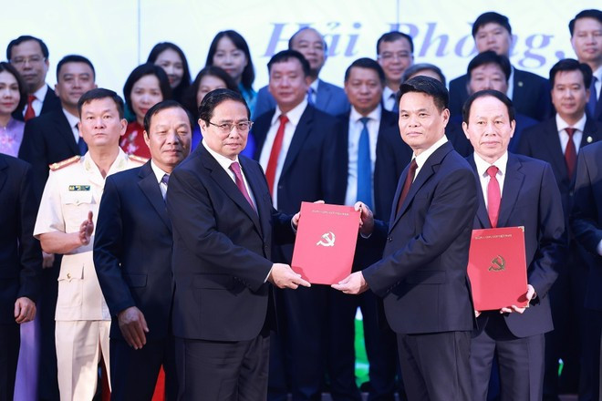 范明正总理颁发任命海阳省人民委员会主席黎玉珠同志为新海防市人民委员会主席等的决定。(图片来源:越通社) tt1.jpg