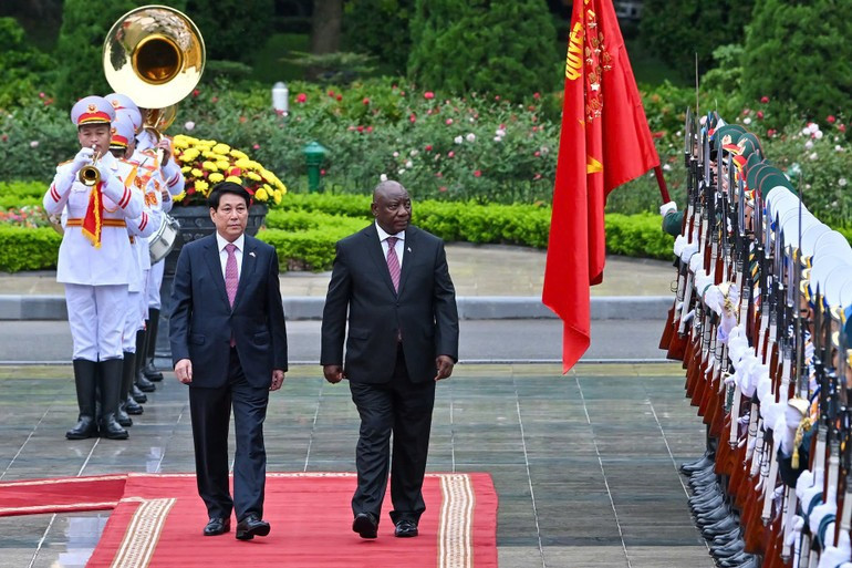 越南国家主席梁强与南非总统马塔梅拉·西里尔·拉马福萨共同检阅仪仗队。(图片来源:人民报) lc1.jpg