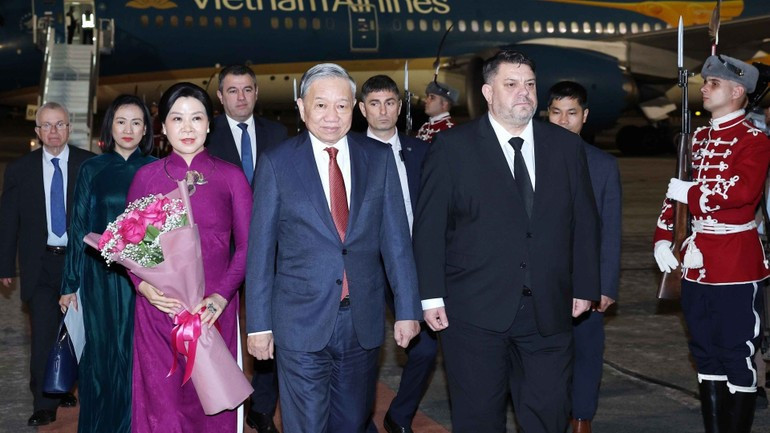 苏林总书记一行的欢迎仪式在索非亚国际机场举行。(图片来源:越通社) bun3.jpg