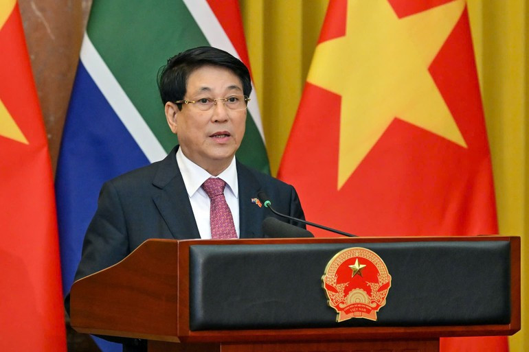 越南国家主席梁强在记者会上发言。 lc6.jpg