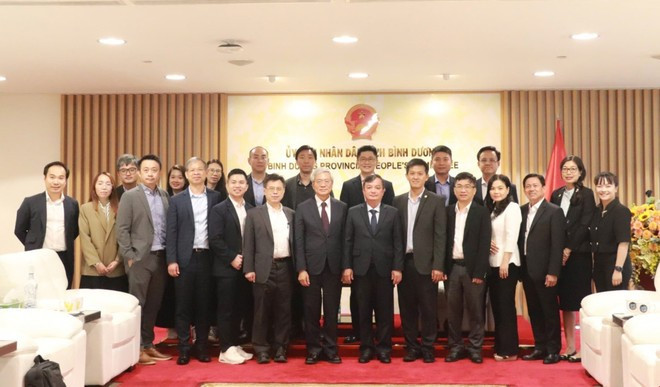平阳省人民委员会代表与中国台湾神达控股集团(MiTAC)代表合影。(图片来源:越通社) binhduong.jpg