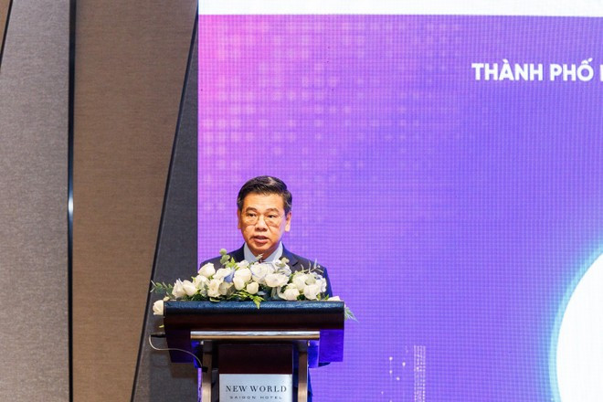 胡志明市人民委员会副主席阮文勇在对接会开幕式上致辞。(图片来源:新华集团供图) hcm1.jpg