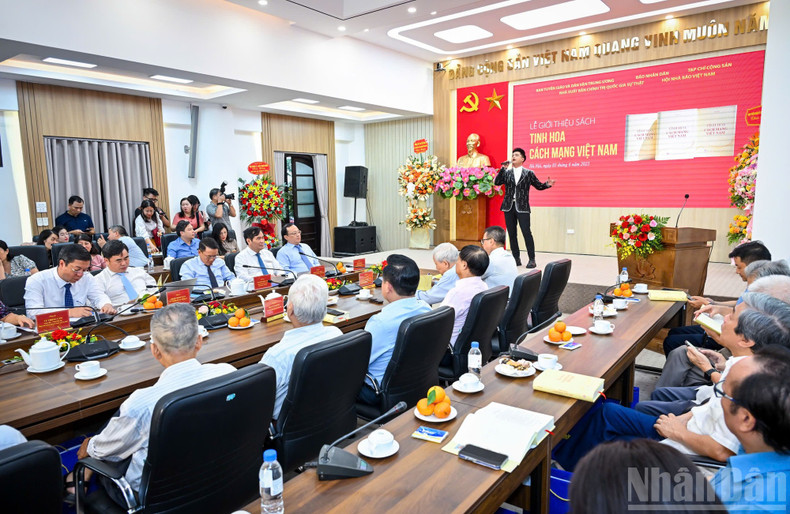 《越南革命精华》一书发布会场景。 sach.jpg