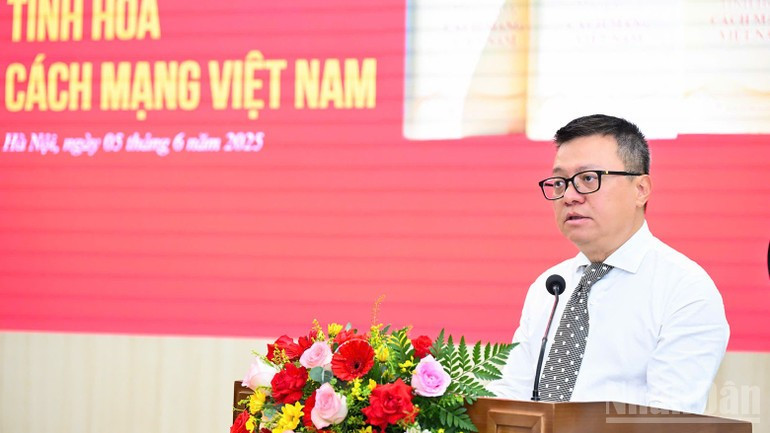 越共中央宣教与民运部副部长、《人民报》社总编辑、越南新闻工作者协会主席黎国明在会上致辞。 tbt56.jpg