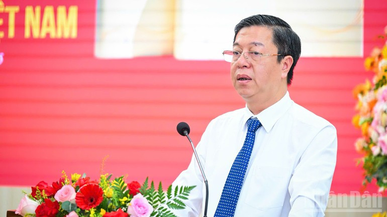 真理国家政治出版社社长兼总编辑武仲林同志在发布会上发表讲话。 lam56.jpg