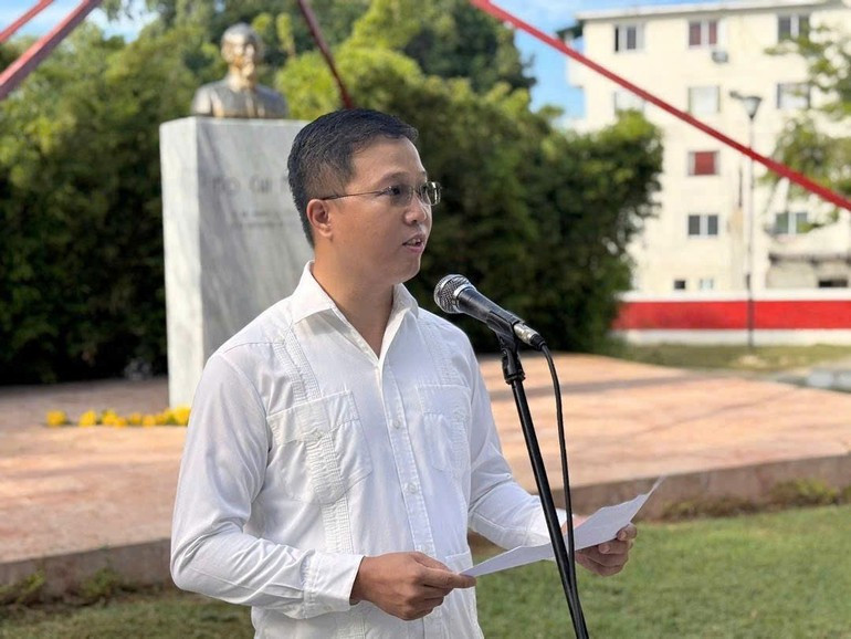 越南驻古巴大使馆临时代办杨平在活动上发表讲话。(图片来源:越南驻古巴大使馆) danghoa1.jpg