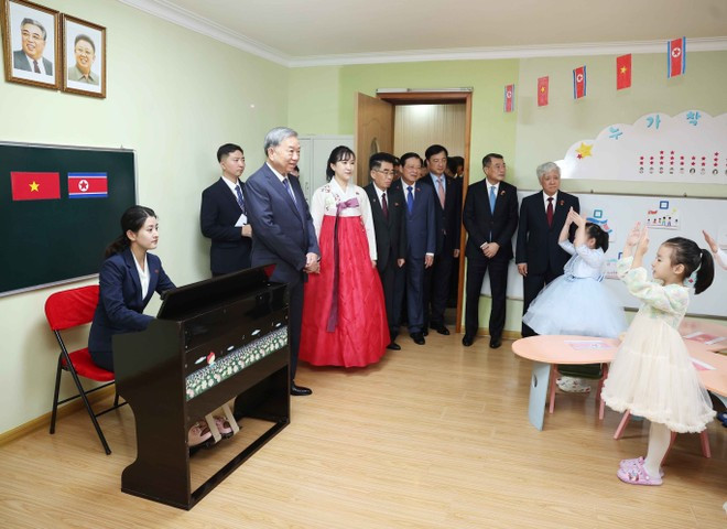 孩子们表演歌曲《谁比少年儿童更热爱胡志明伯伯》。(图片来源:越通社) trieu-tien.jpg