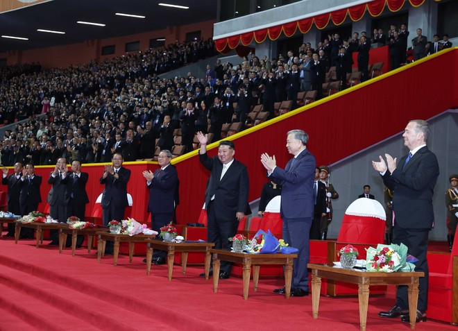 越共中央总书记苏林及越南高级代表团出席在首都平壤五一体育场举行的文艺晚会。(图片来源:越通社) trieutien.jpg