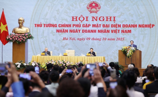范明正总理在会面上发言。(图片来源:越通社) vna-potal-thu-tuong-gap-mat-dai-dien-doanh-nghiep-nhan-ngay-doanh-nhan-viet-nam-8327854.jpg