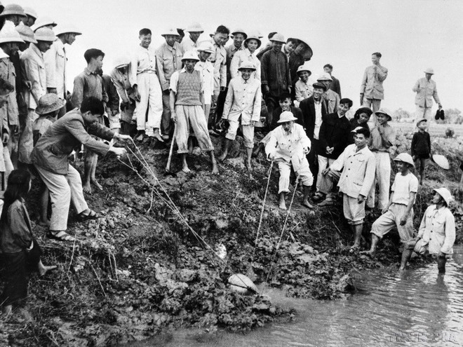 1958年1月12日,胡志明主席在河东省(现河内市)大清乡与农民一起汲水抗旱。(图片来源:越通社) 1958年1月12日,胡志明主席在河东省(现河内市)大清乡与农民一起汲水抗旱。(图片来源:越通社)