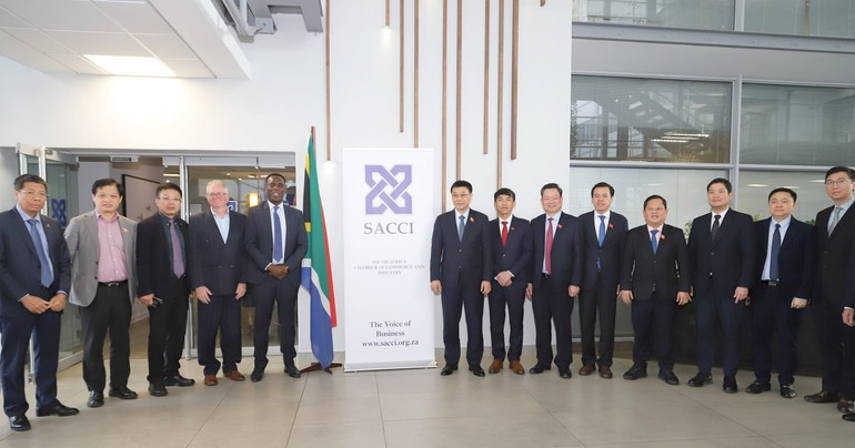 国会副主席武鸿青与南非工商会首席执行官艾伦·穆科基和副主席尼尔·波洛克合影留念。(图片来源:越通社) 国会副主席武鸿青与南非工商会首席执行官艾伦·穆科基和副主席尼尔·波洛克合影留念。(图片来源:越通社)