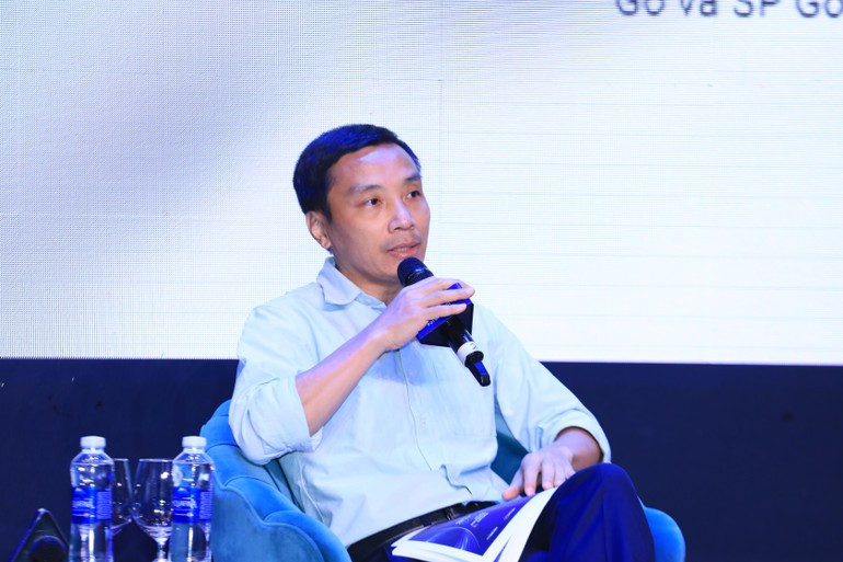越南国民经济大学经济学系主任、经济学副教授、博士范世英发表讲话。 越南国民经济大学经济学系主任、经济学副教授、博士范世英发表讲话。
