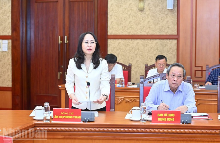 越共中央委员、越共中央办公厅常务副主任林氏芳青在会上作报告。 越共中央委员、越共中央办公厅常务副主任林氏芳青在会上作报告。