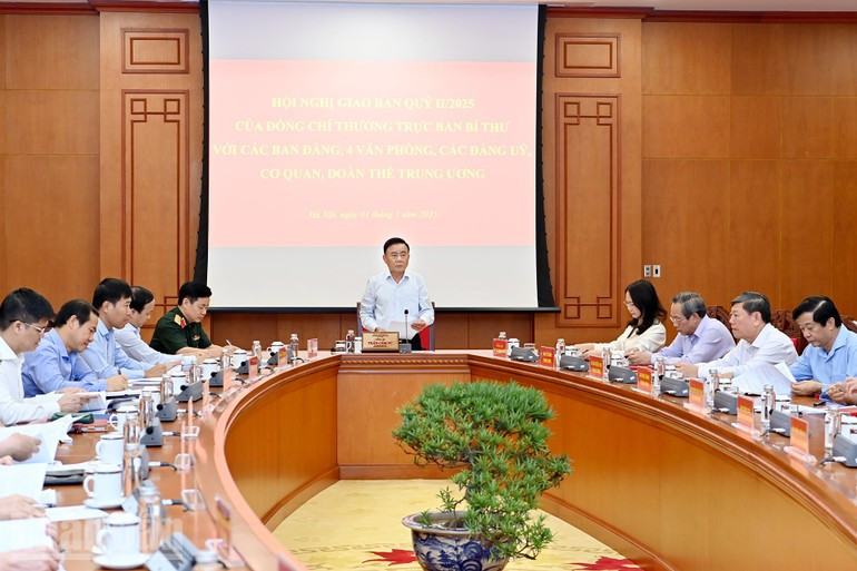 越共中央政治局委员、中央书记处常务书记陈锦秀在党中央总部主持召开2025年第二季度中央直属各党务机关、四大办公厅、党委、机关和群团组织工作例会。 越共中央政治局委员、中央书记处常务书记陈锦秀在党中央总部主持召开2025年第二季度中央直属各党务机关、四大办公厅、党委、机关和群团组织工作例会。