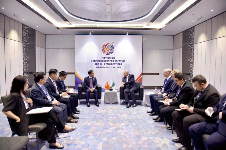 裴青山外长会见阿尔及利亚外长艾哈迈德·阿塔夫。(图片来源:VOV) cung-trong-ngay-10-7-pho-thu-tuong-bo-truong-ngoai-giaod-attaf.jpg