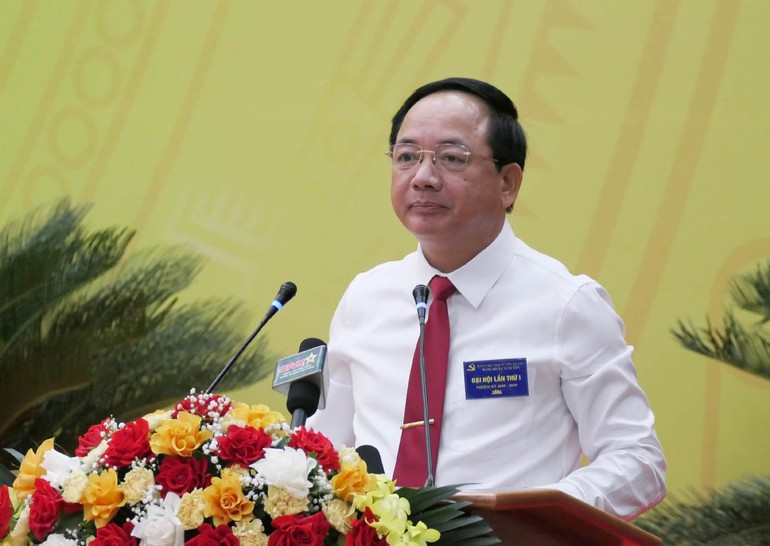郑文决大将在大会上发表指导讲话。 郑文决大将在大会上发表指导讲话。