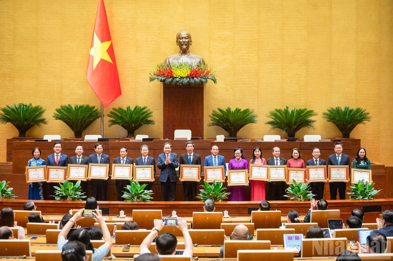 国会主席陈青敏向各国会代表团团长、副团长颁发国会常务委员会的奖状。(图片来源:越通社) img-0132.jpg