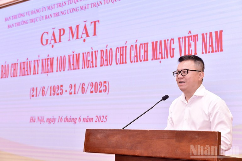 黎国明同志发言。 黎国明同志发言。