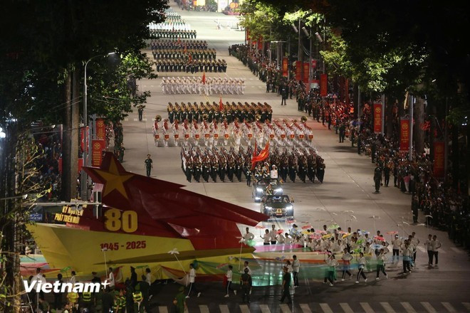 阅兵式共有近1.6万名干部战士参加。(图片来源:越通社) dieu-binh-2408-1.jpg