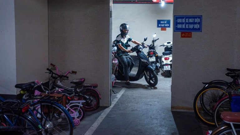 河内某公寓地下室的电动摩托车和电动自行车停放区。(世平 摄) 河内某公寓地下室的电动摩托车和电动自行车停放区。(世平 摄)