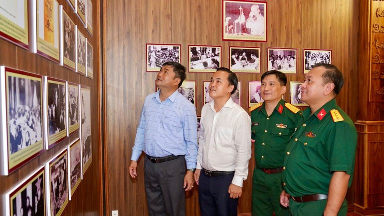 与会代表参观设于古芝地道遗迹区的胡志明文化空间所展出的珍贵资料。 与会代表参观设于古芝地道遗迹区的胡志明文化空间所展出的珍贵资料。