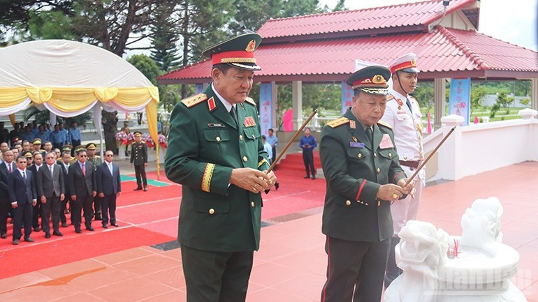 武明良上将与通莱·西里冯上将,以及占巴塞省干部和民众一道向英烈敬香致祭。 武明良上将与通莱·西里冯上将,以及占巴塞省干部和民众一道向英烈敬香致祭。