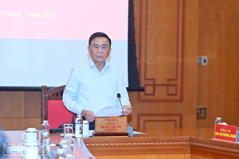越共中央书记处常务书记陈锦秀发表讲话。 越共中央书记处常务书记陈锦秀发表讲话。