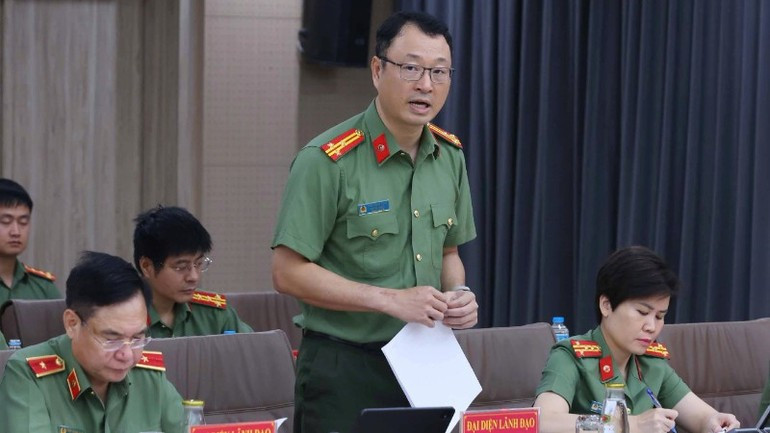 与会代表发表讲话。 与会代表发表讲话。