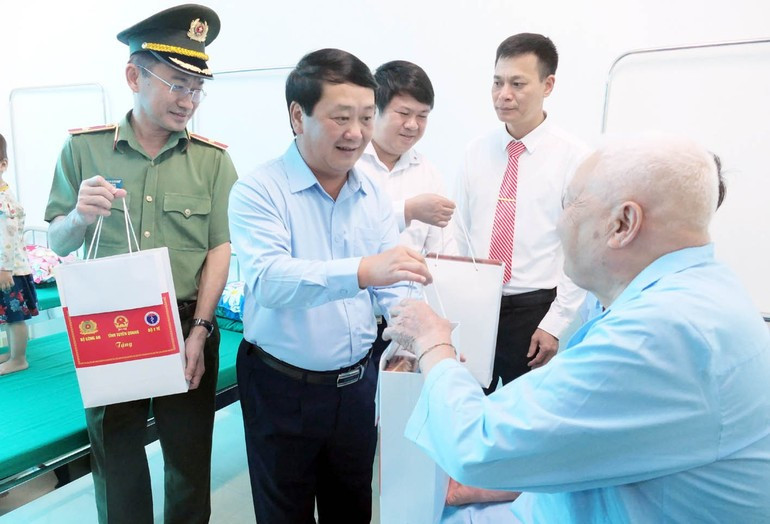 宣光省委书记候阿令向正在官坝地区综合医院接受治疗的病人赠送礼物。 宣光省委书记候阿令向正在官坝地区综合医院接受治疗的病人赠送礼物。