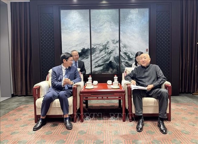 越南文化、体育与旅游部副部长胡安丰会见中国文化和旅游部副部长高政。(图片来源:越通社) doi-thoai-4.jpg