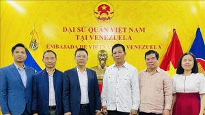 越南友好组织联合会代表团与越南驻委内瑞拉大使馆代表合影。