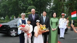 越南国家主席梁强和夫人与匈牙利总统舒尤克·道马什和夫人。（图片来源：越通社）