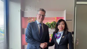 越南外交部副部长黎氏秋姮会见爱沙尼亚外交部国务秘书马丁·罗杰高度。